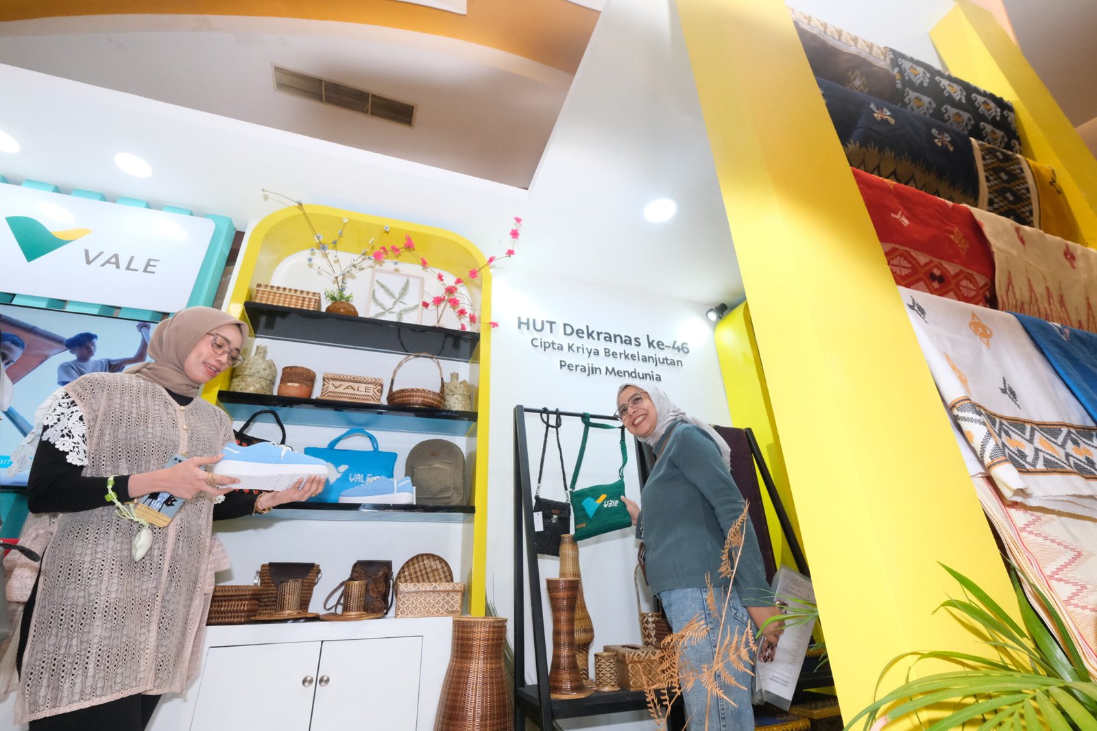 Vale hadirkan anyaman teduhu di pameran dekranas.