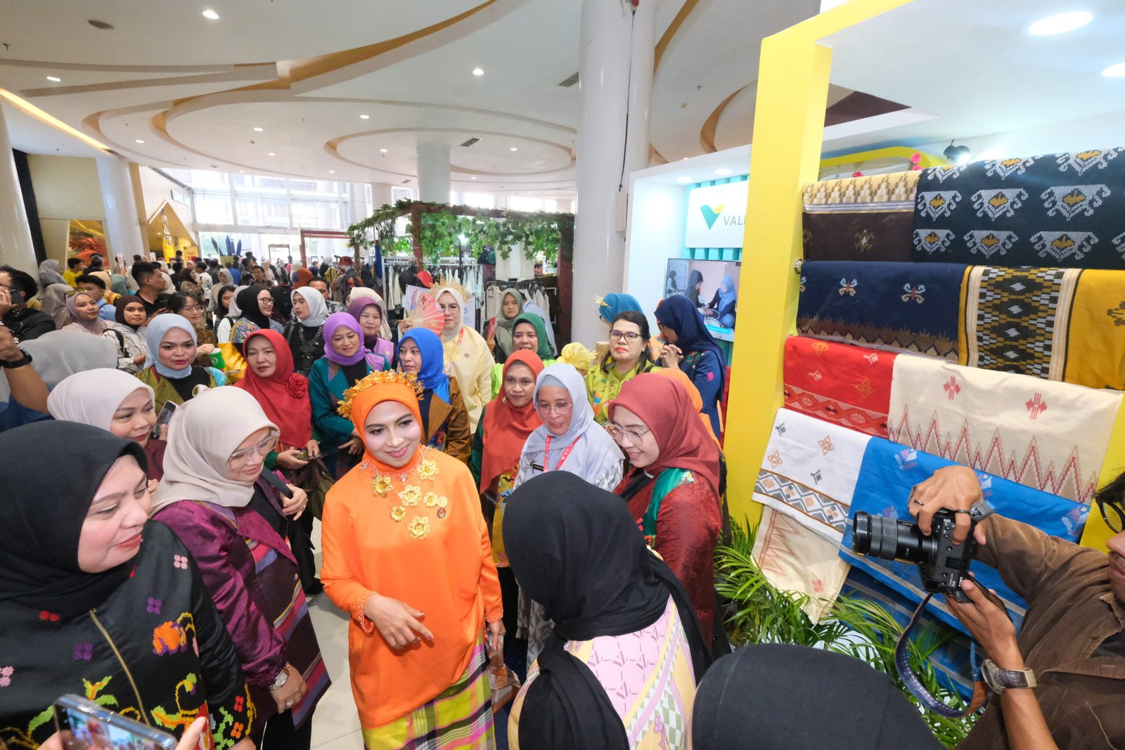 Ketua Harian Dekranas, Tri Tito Karnavian, bersama Wakil Ketua II Dekranas, Sri Suparni Bahlil Lahadalia mengunjungi booth Kerajinan Anyaman Teduhu  PT Vale di Mall TSM Juli 2026