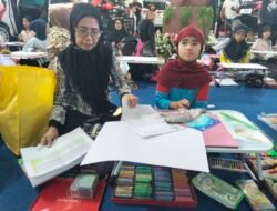 Siswi SDN Inpres Galangan Kapal Ikut Lomba Menggambar Toyota Auto Show